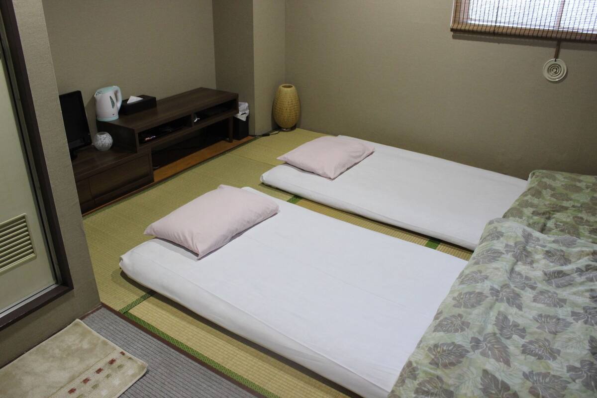 Habitación superior con 2 camas individuales, baño privado (Futon beds)