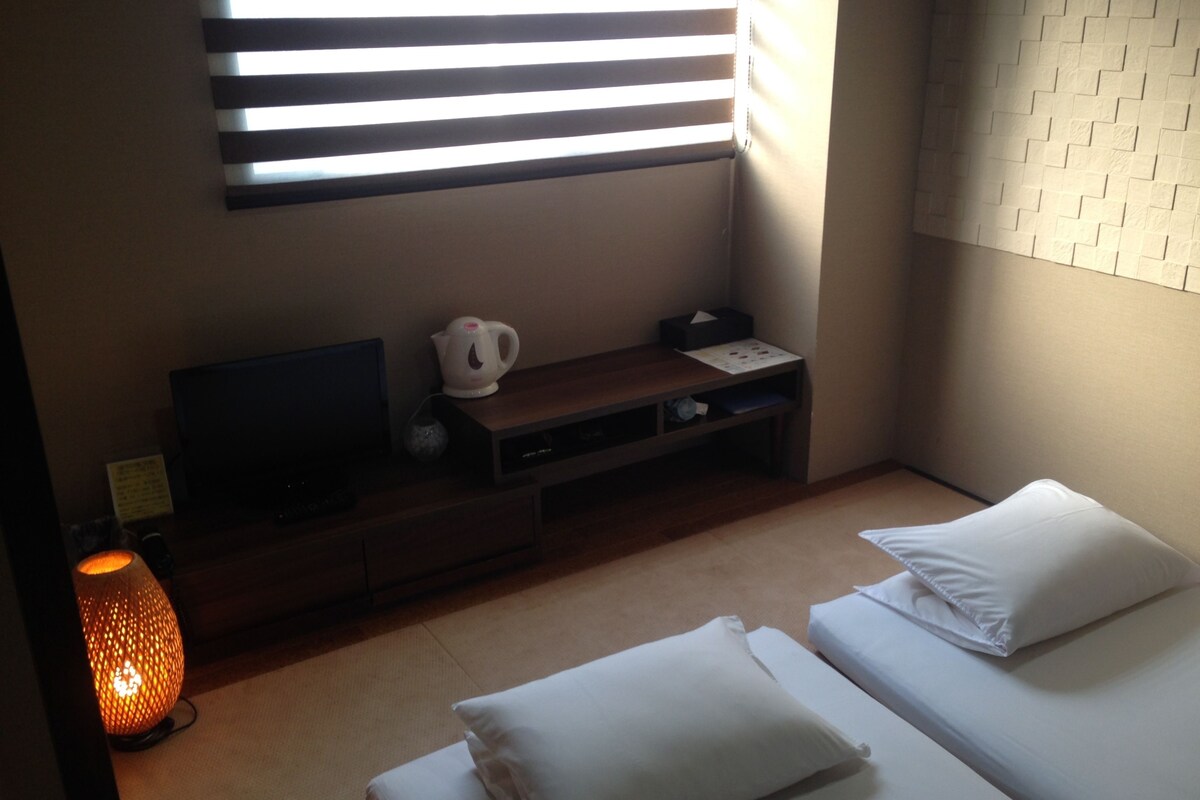 Quarto duplo, várias camas, banheiro privativo (Renovated)