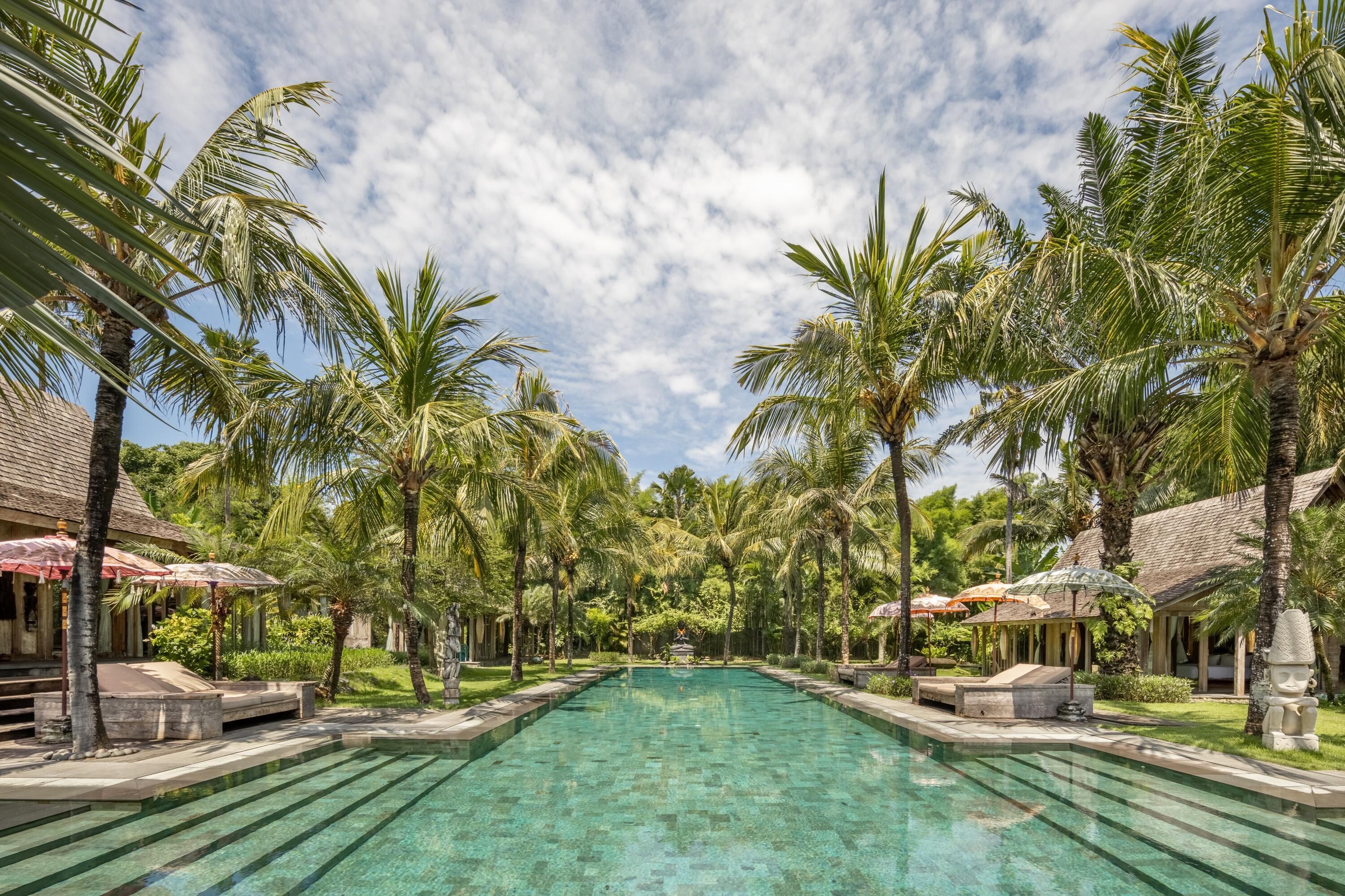 Piscina externa, guarda-sóis, espreguiçadeiras