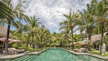 Piscina externa, guarda-sóis, espreguiçadeiras