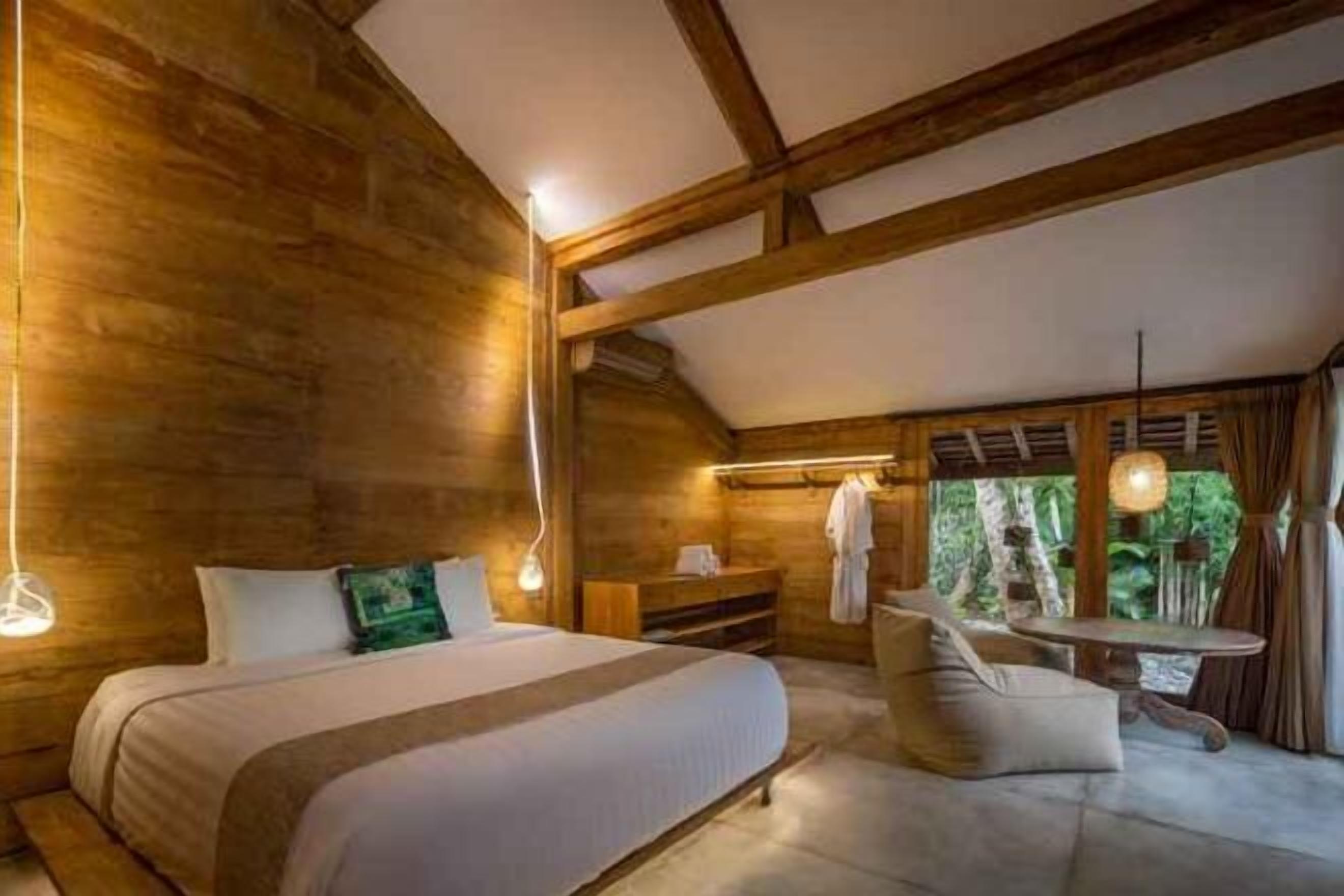 Select Comfort 床墊、迷你吧、客房內保險箱、書桌