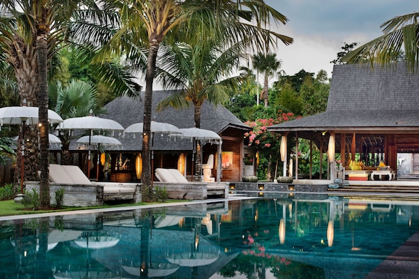 Ulkouima-allas, aurinkovarjoja, aurinkotuoleja