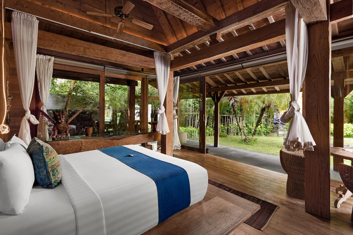 Phòng Exclusive | Nệm Select Comfort, minibar, két bảo mật tại phòng, bàn