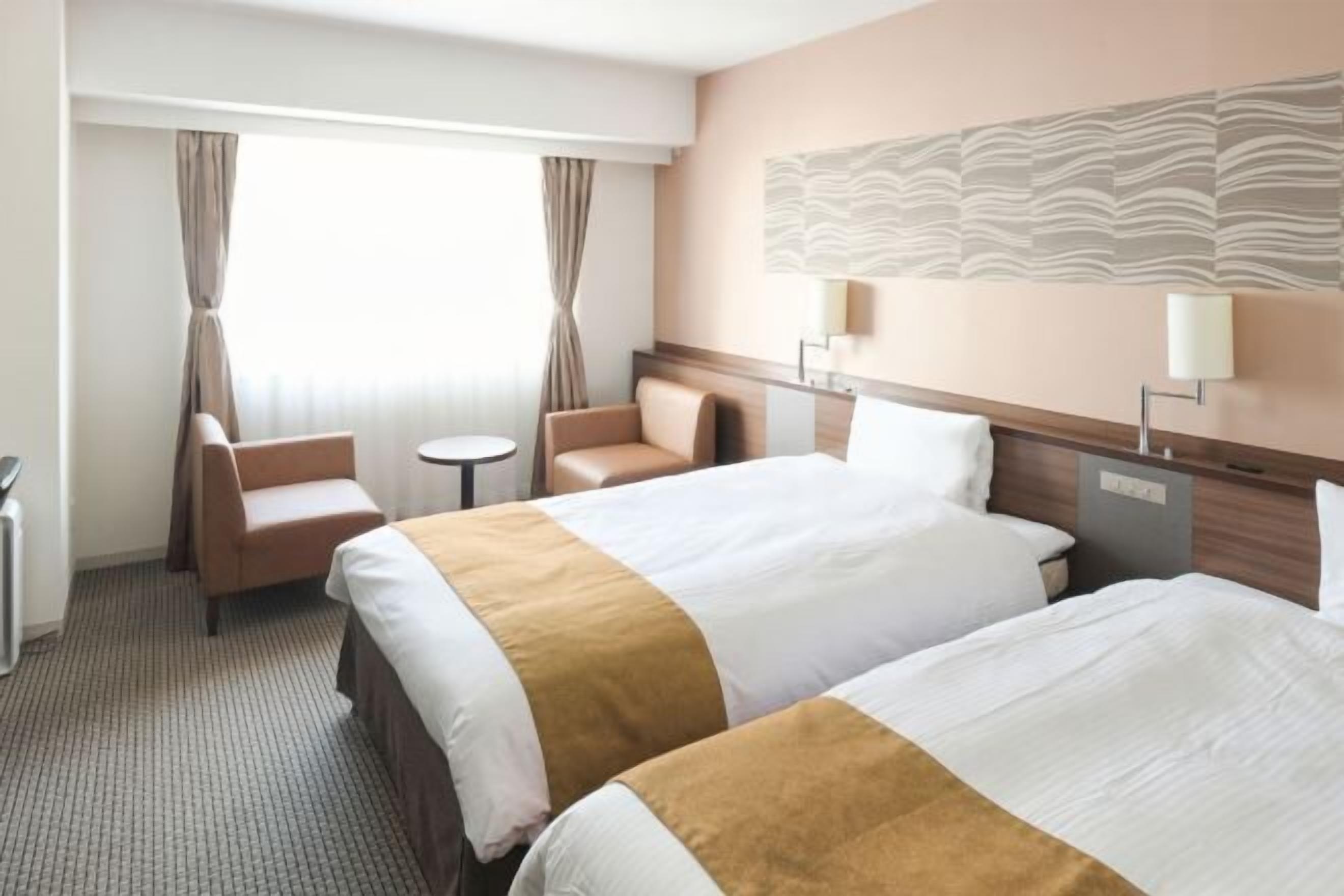 Skrivebord, blendingsgardiner, strykejern/-brett og wi-fi (inkludert)