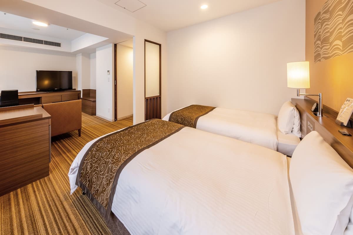 Escrivaninha, cortinas blackout, ferros/tábuas de passar roupa