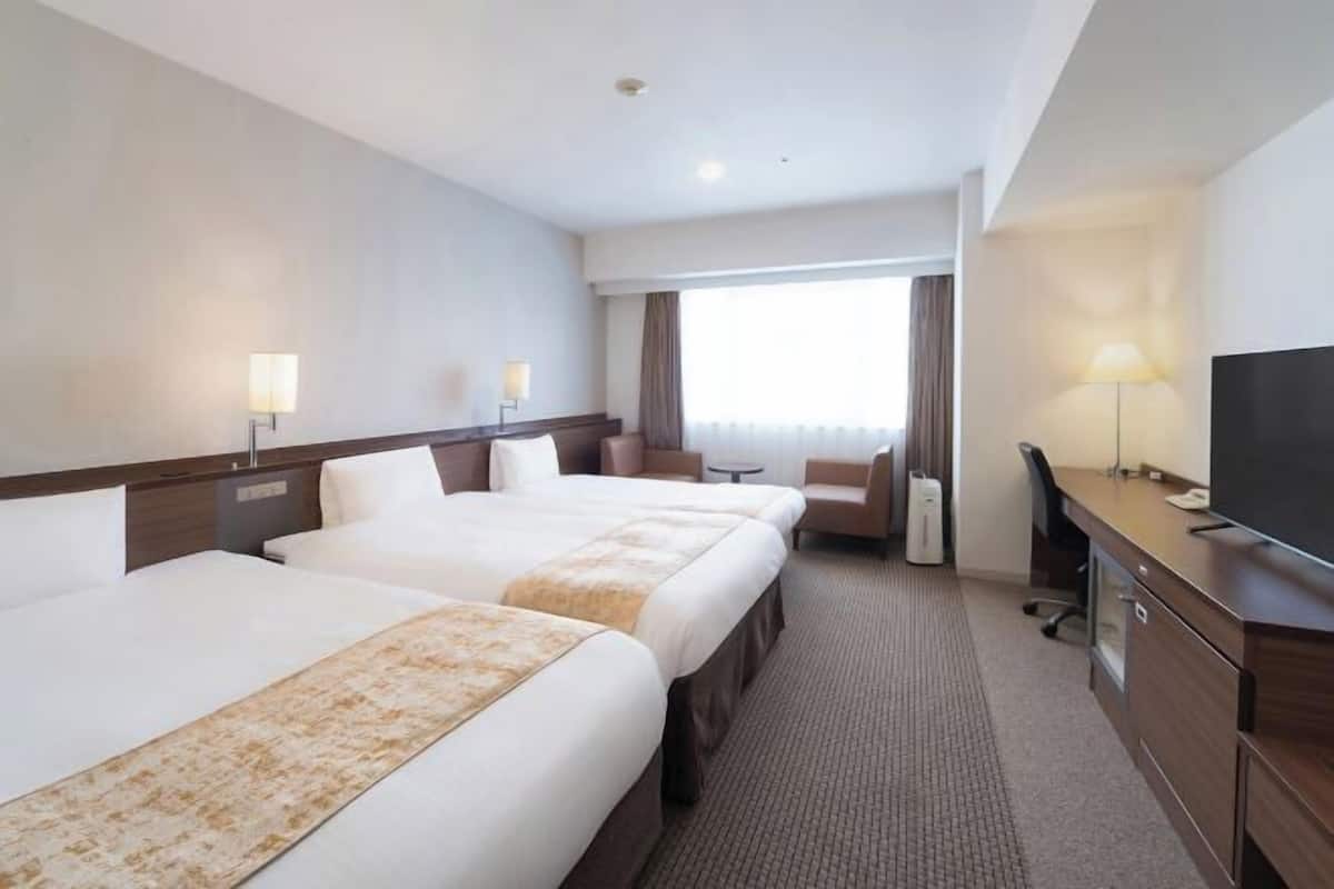 Meja kerja, tirai kedap cahaya, setrika/meja setrika, dan Wi-Fi gratis