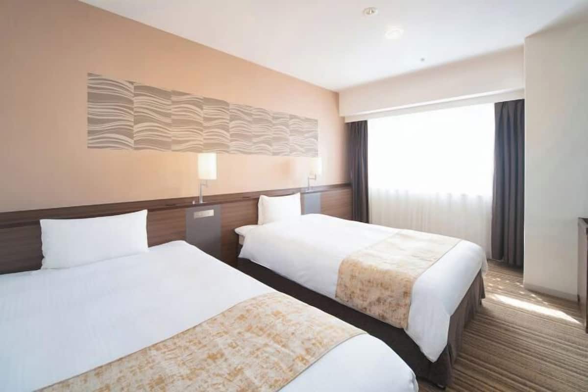 Meja kerja, tirai kedap cahaya, setrika/meja setrika, dan Wi-Fi gratis