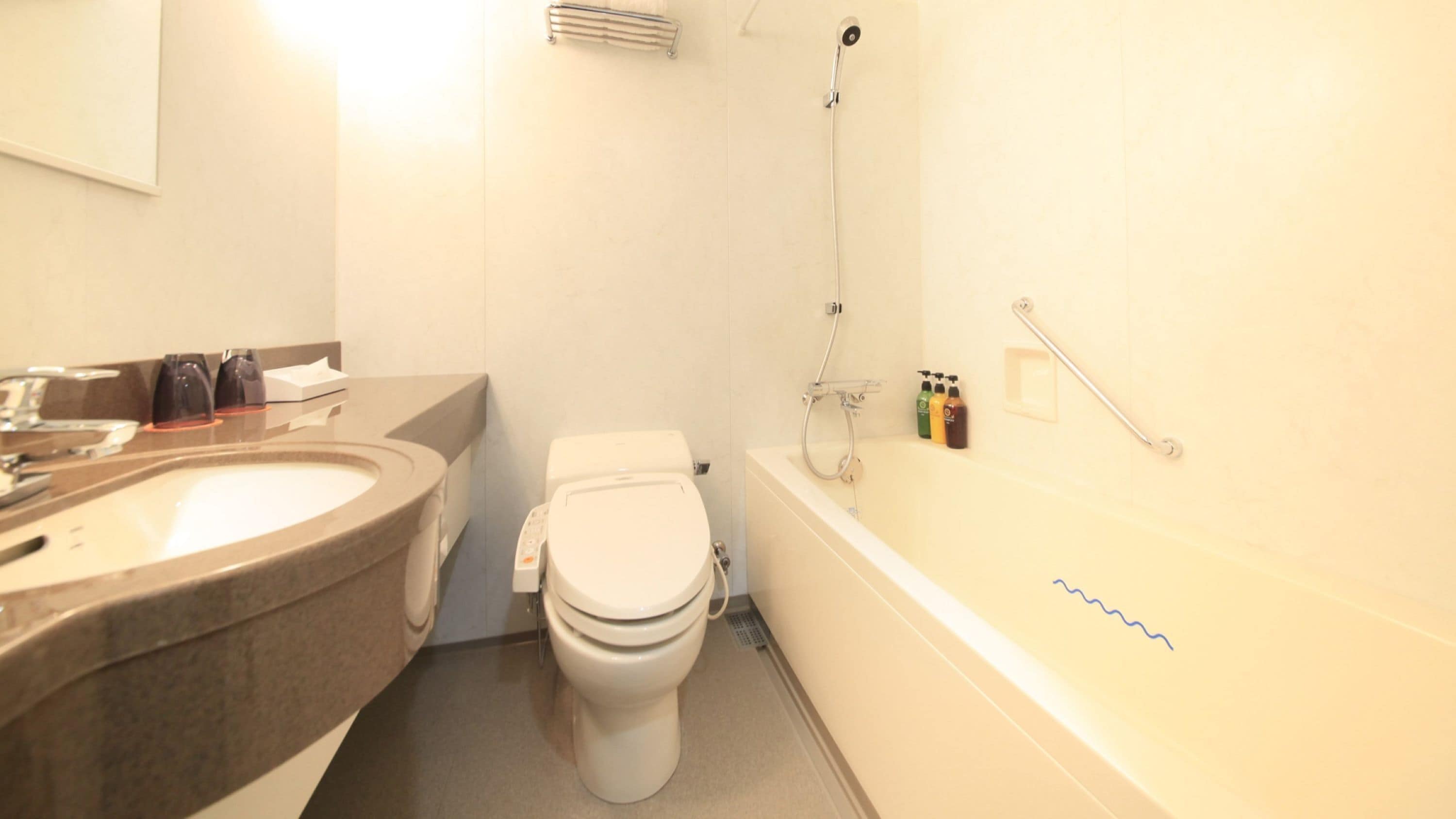 combined shower/bathtub, free toiletries, slippers, electronic bidet