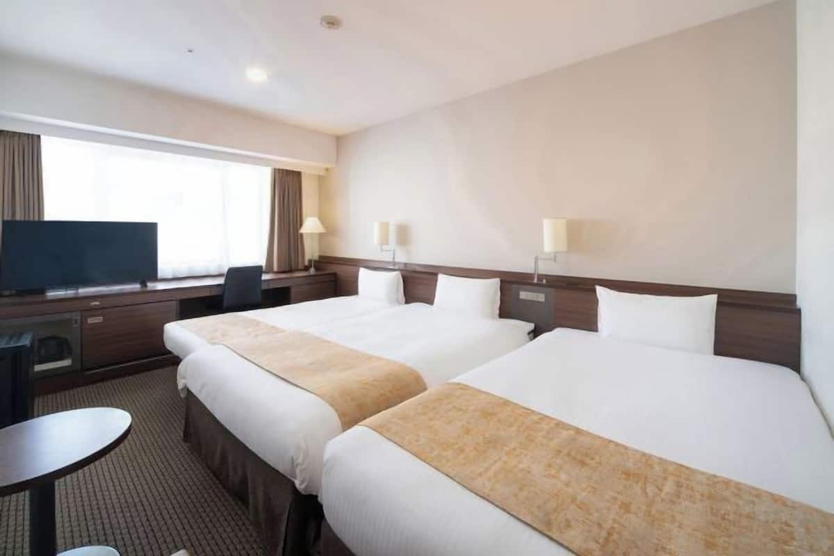 Meja kerja, tirai kedap cahaya, setrika/meja setrika, dan Wi-Fi gratis