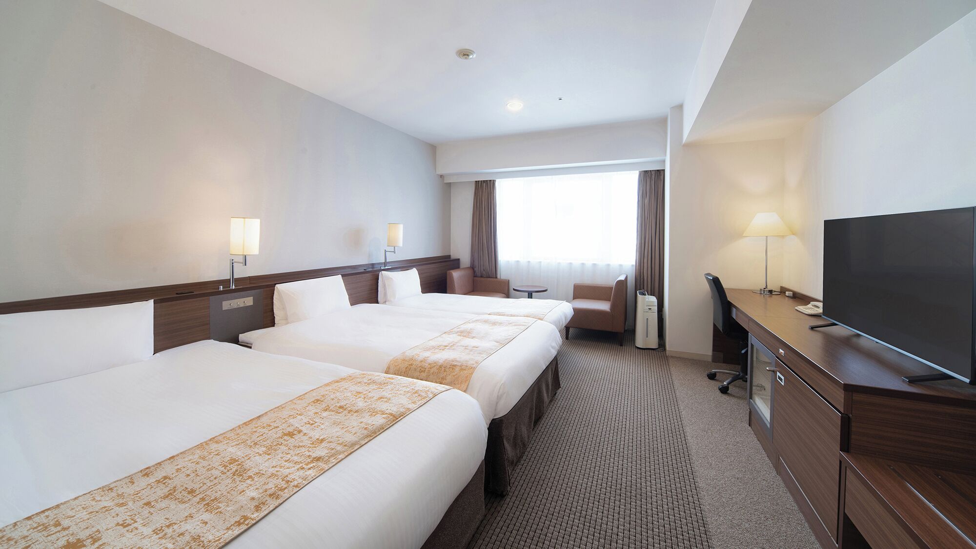 高級三人房, 非吸煙房 | 書桌、遮光布/窗簾、熨斗/熨衣板、免費無線上網