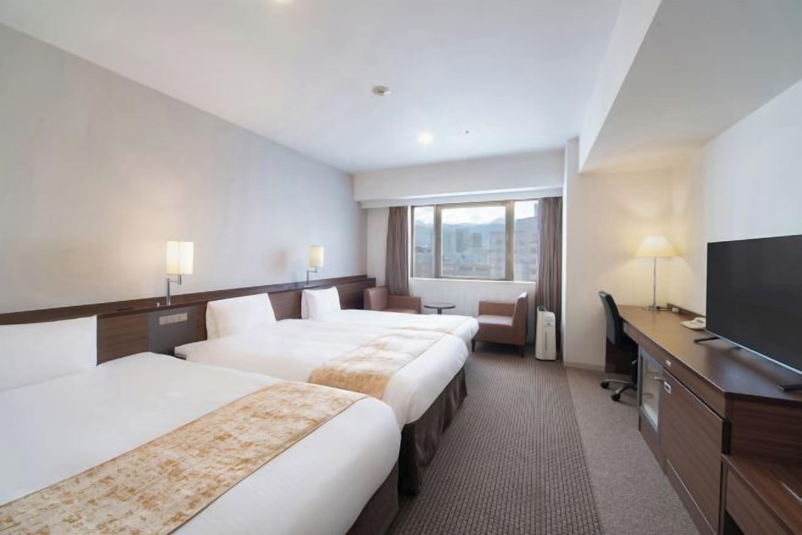 مكتب وستائر تعتيم ومكواة/لوح كي وواي فاي مجانًا