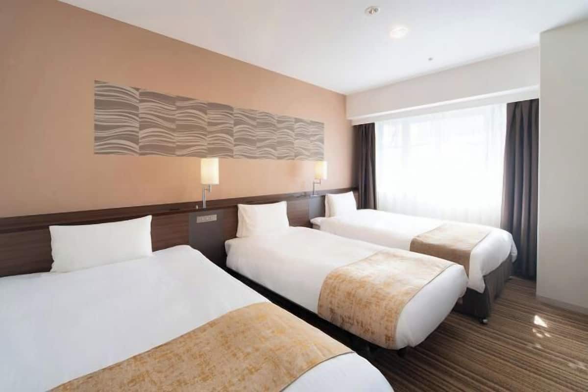 Meja kerja, tirai kedap cahaya, setrika/meja setrika, dan Wi-Fi gratis