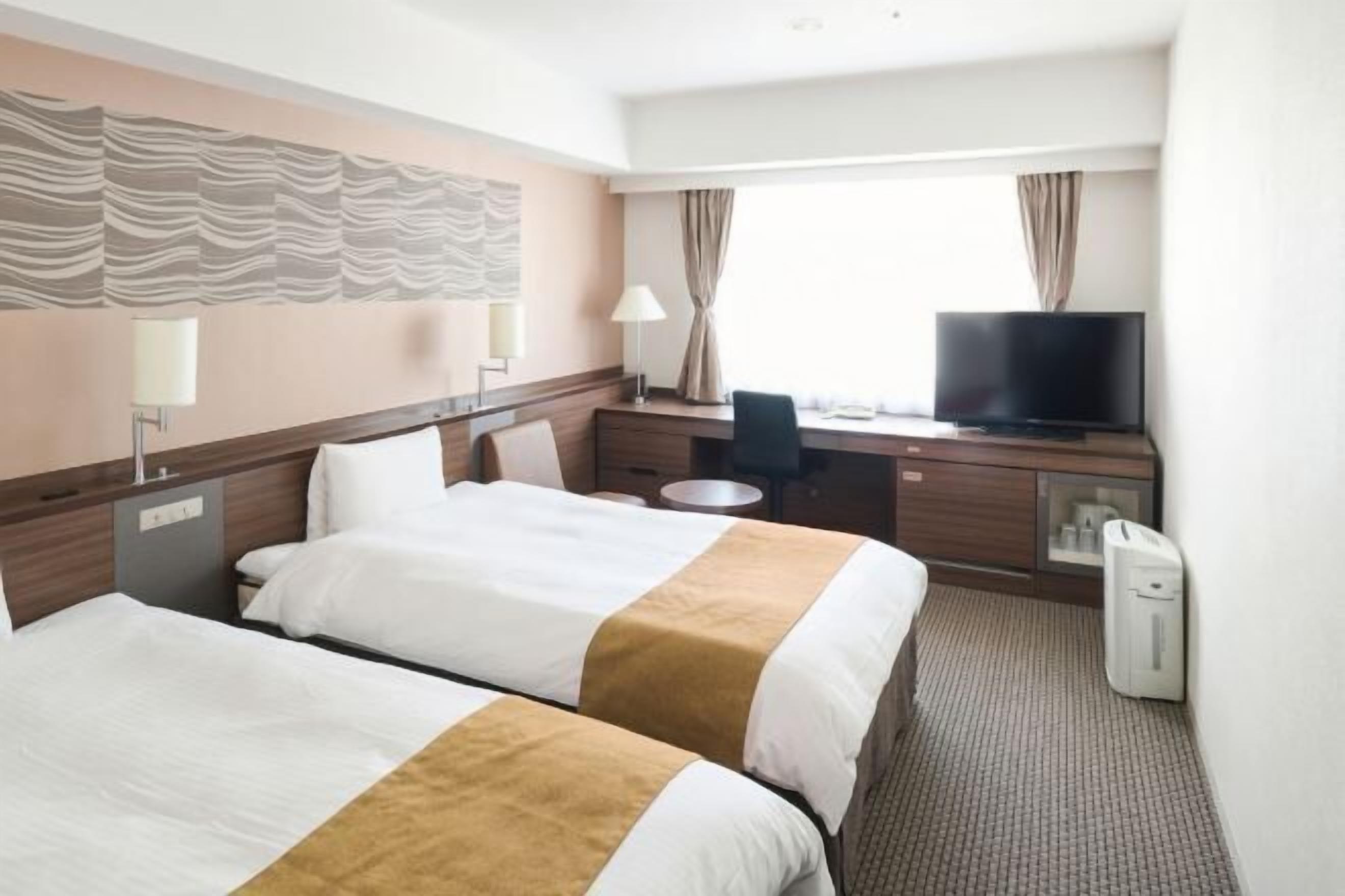 Skrivebord, blendingsgardiner, strykejern/-brett og wi-fi (inkludert)