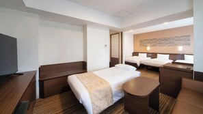Phòng Premier, không hút thuốc (for 4 people) | Bàn, màn/rèm cản sáng, bàn ủi/dụng cụ ủi quần áo 