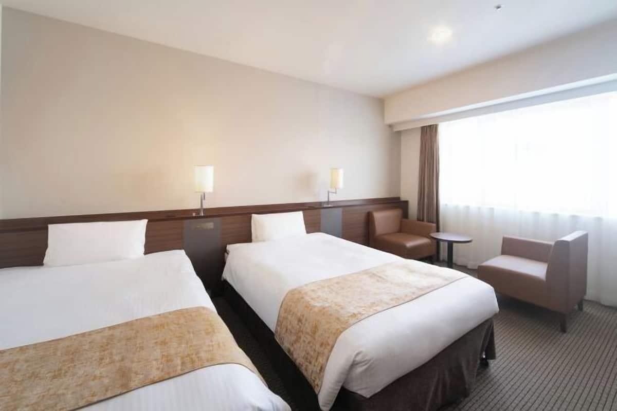 Meja kerja, tirai kedap cahaya, setrika/meja setrika, dan Wi-Fi gratis