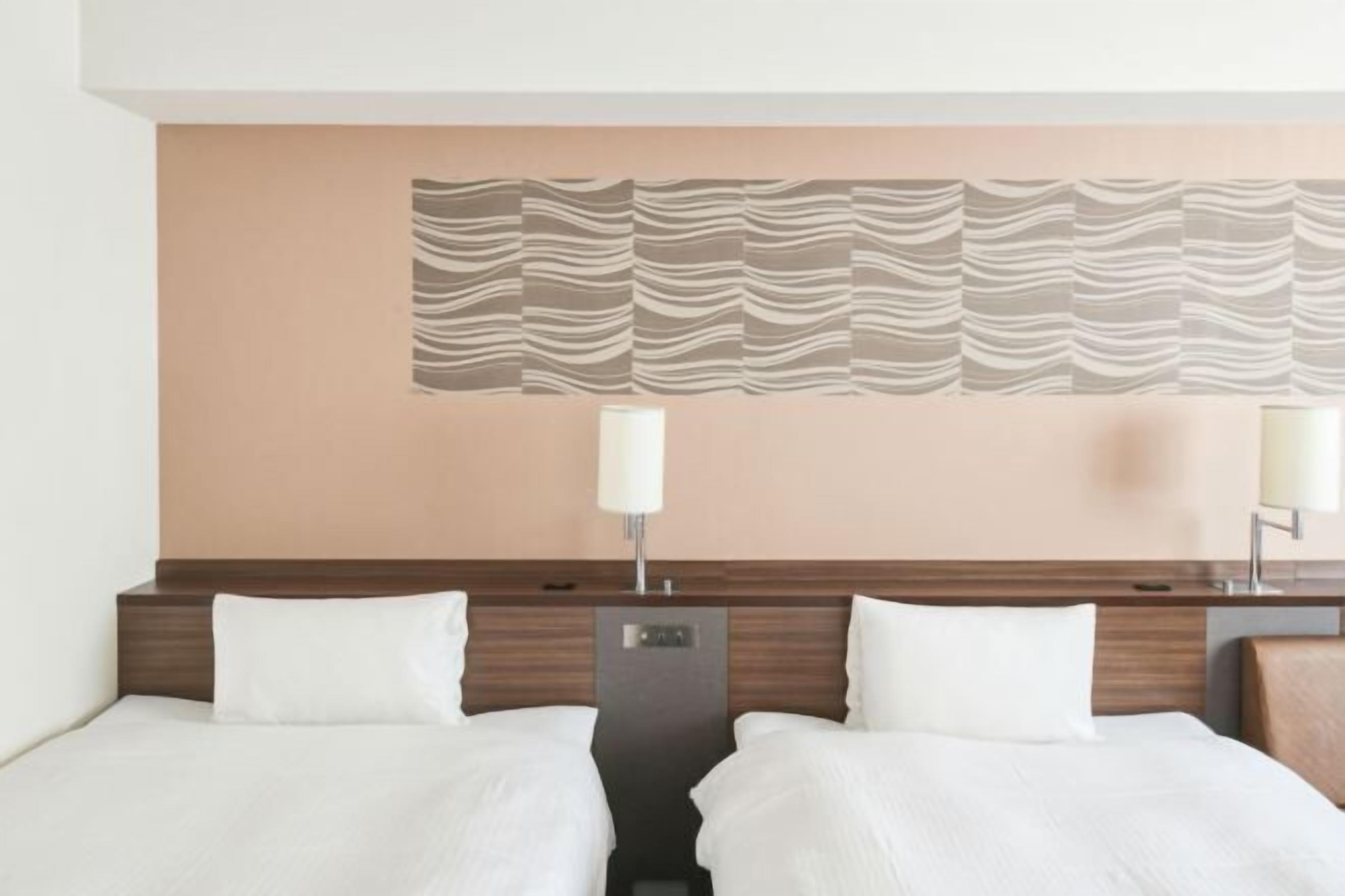 โต๊ะทำงาน, ผ้าม่านกันแสง, เตารีด/โต๊ะรีดผ้า, Wi-Fi ฟรี