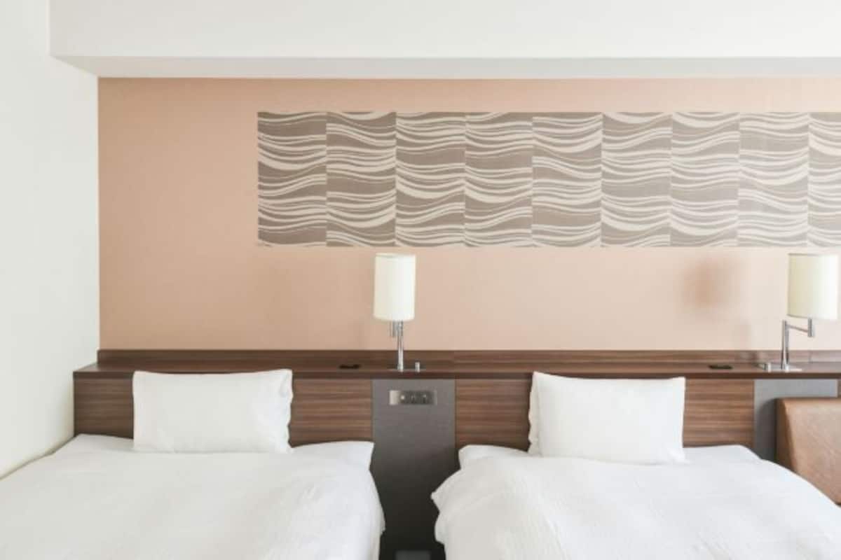 办公桌、遮光窗帘、熨斗/熨板、免费 WiFi