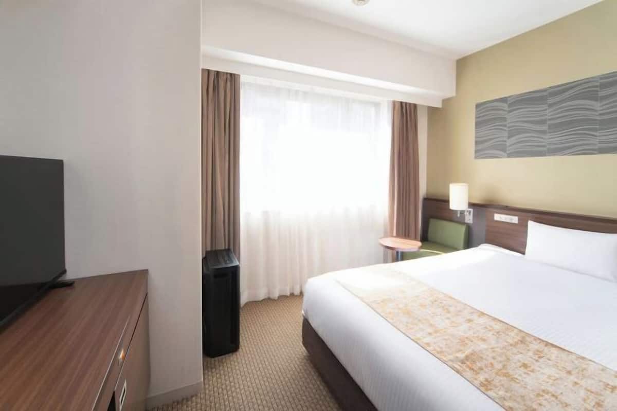 Meja kerja, tirai kedap cahaya, setrika/meja setrika, dan Wi-Fi gratis