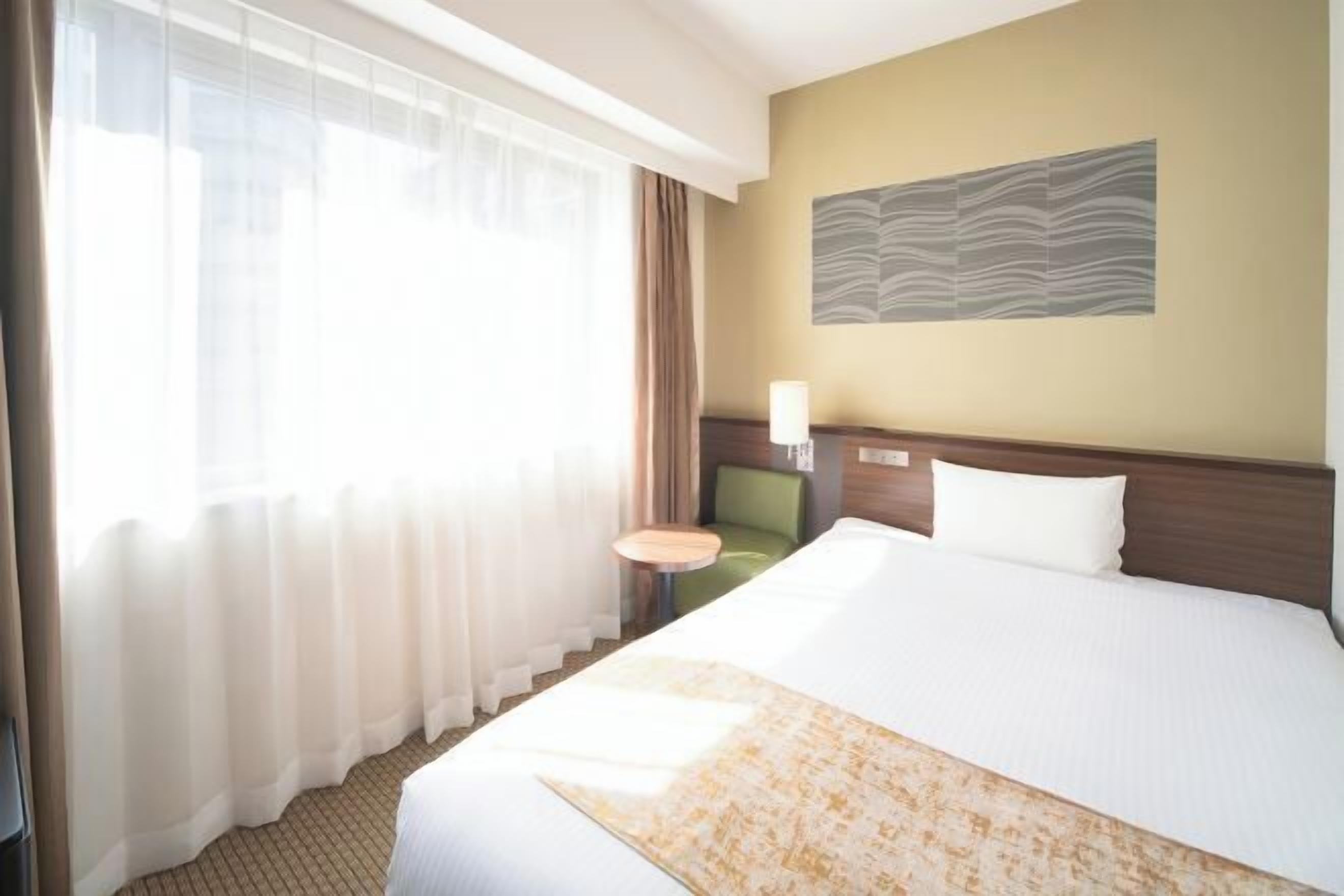 Skrivebord, blendingsgardiner, strykejern/-brett og wi-fi (inkludert)