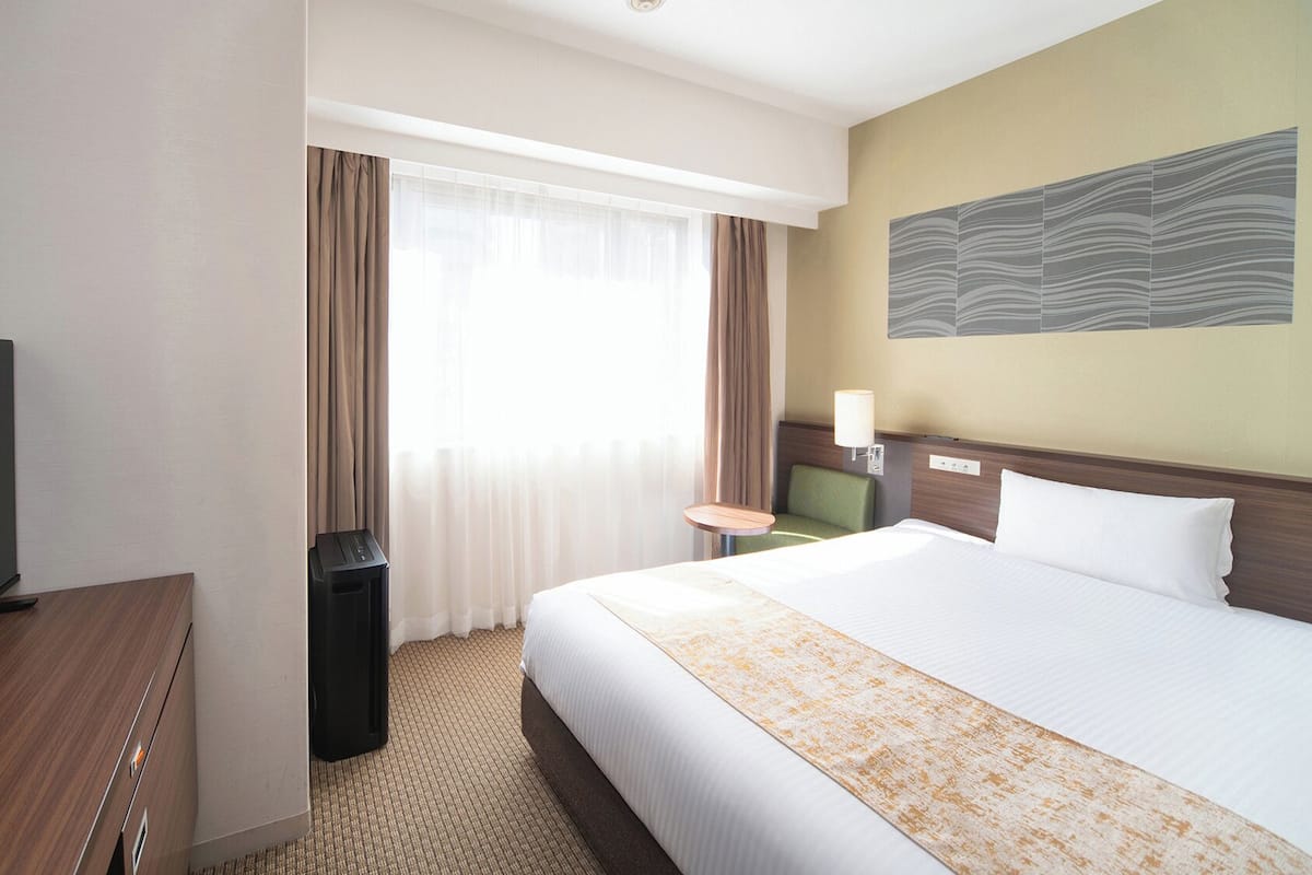 Escrivaninha, cortinas blackout, ferros/tábuas de passar roupa