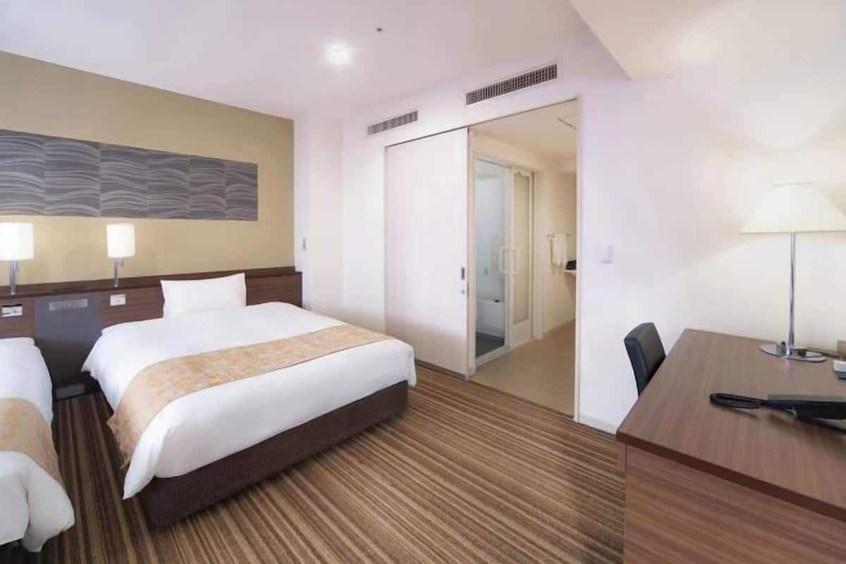 Meja kerja, tirai kedap cahaya, setrika/meja setrika, dan Wi-Fi gratis