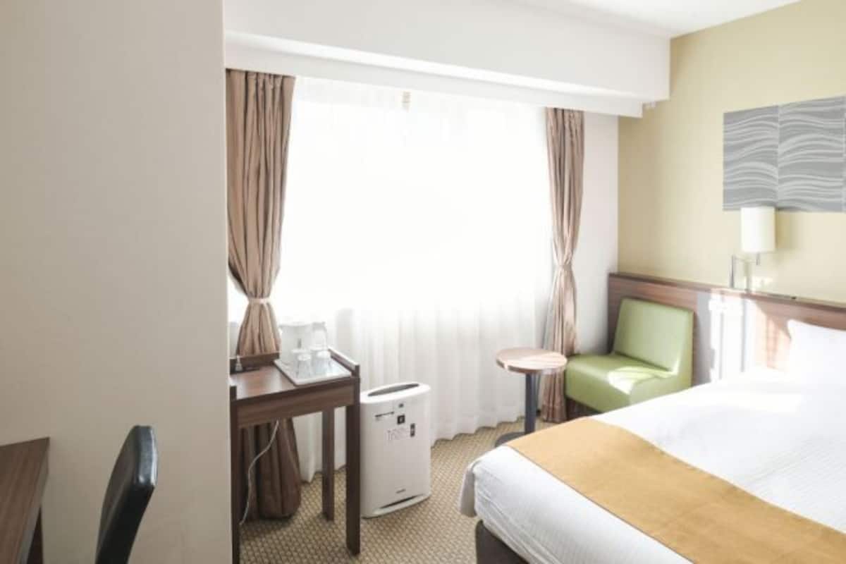 Skrivebord, blendingsgardiner, strykejern/-brett og wi-fi (inkludert)