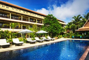 Außenpool, Sonnenschirme, Liegestühle