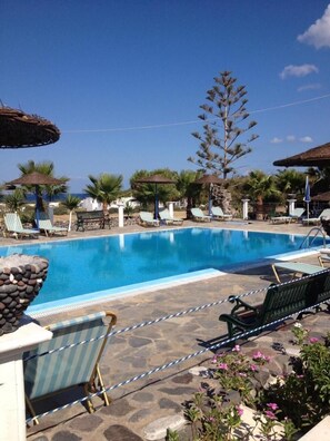 Outdoor pool, an infinity pool, pool umbrellas, sun loungers - Santa Elena (Santorini)