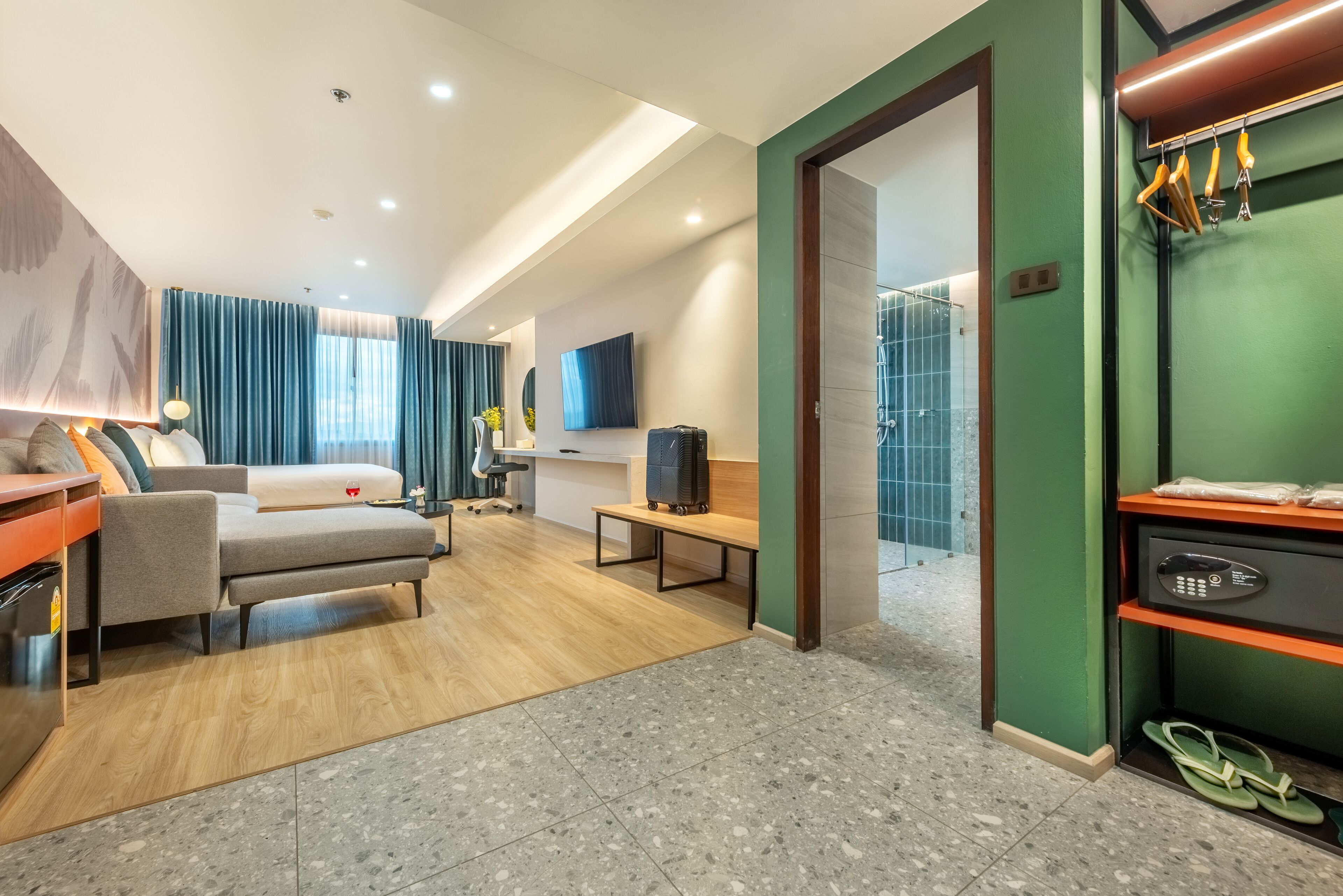 junior suite | 1 bedroom, premium bedding, in-room safe, desk