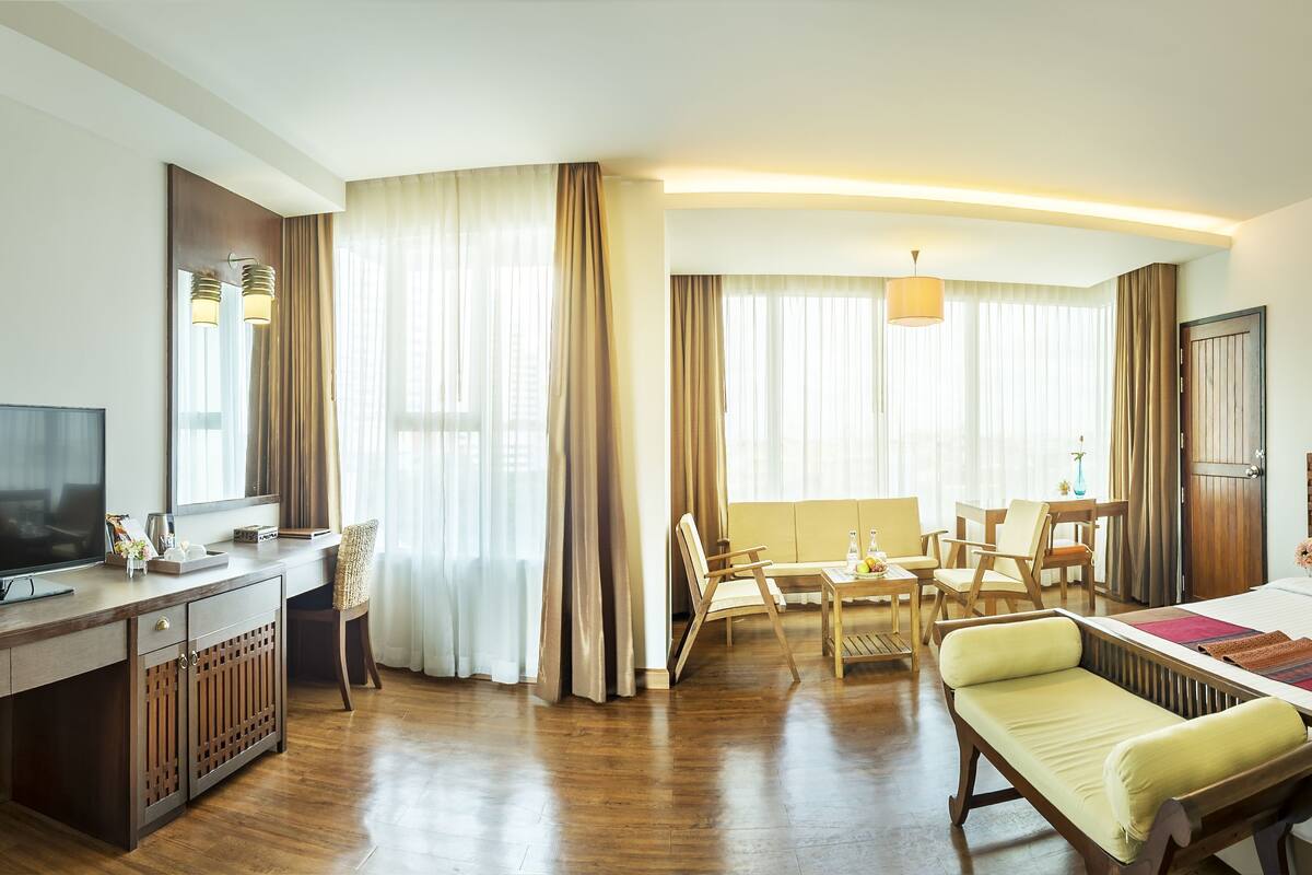 Premium bedding, in-room safe, desk, free WiFi
