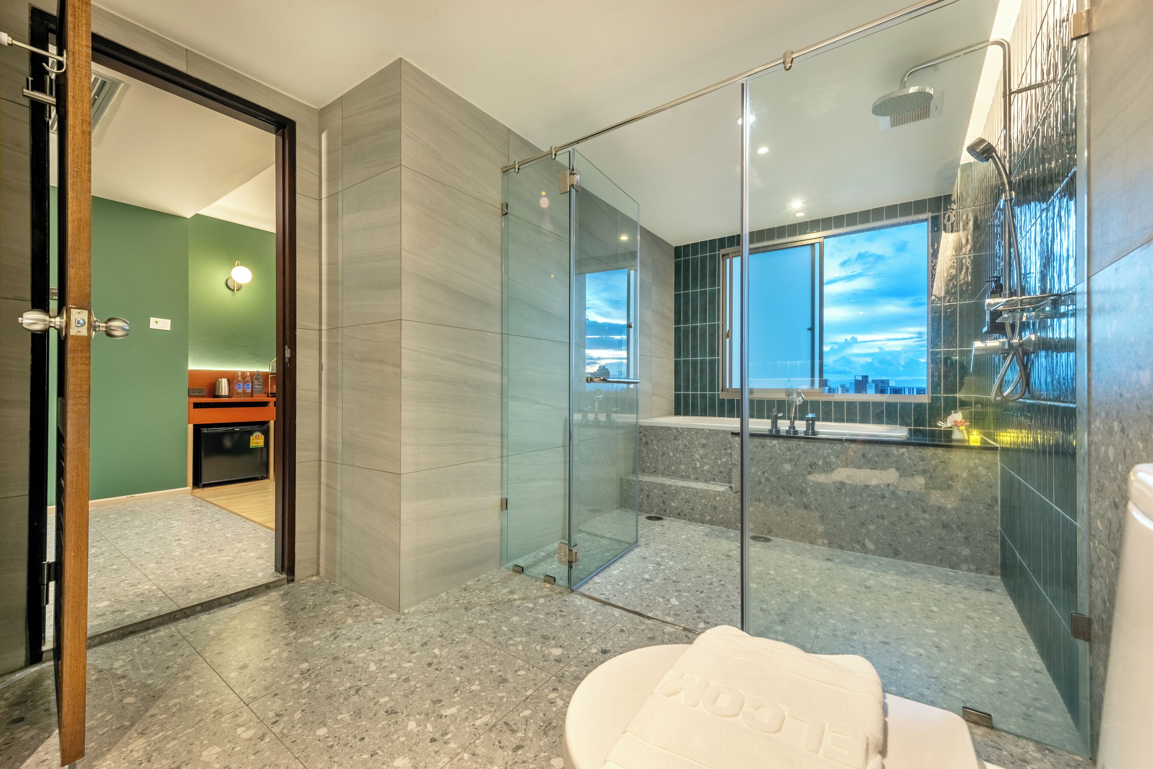 junior suite | bathroom | shower, free toiletries, hair dryer, towels