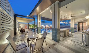 Una piscina al aire libre