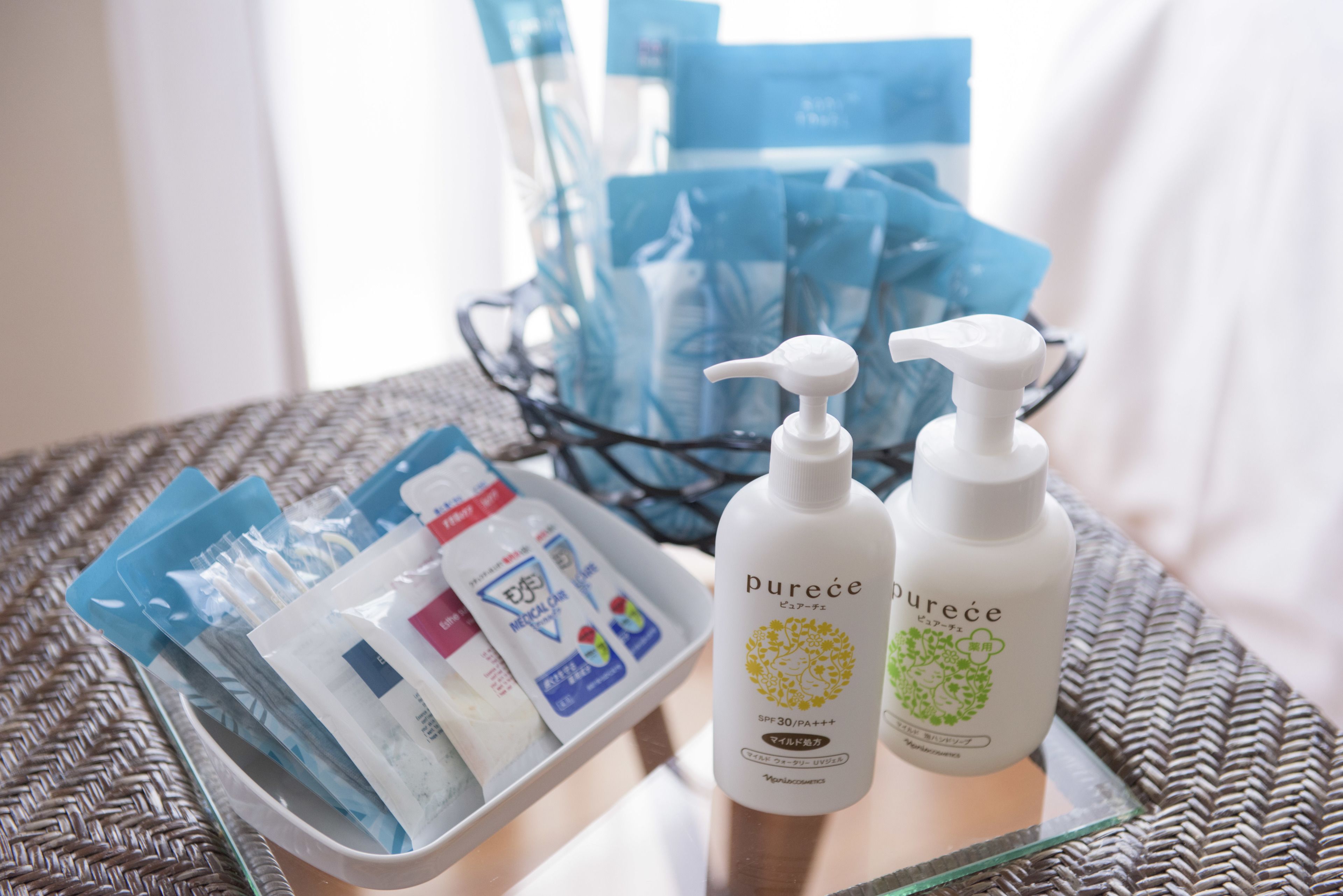 combined shower/bathtub, free toiletries, hair dryer, slippers