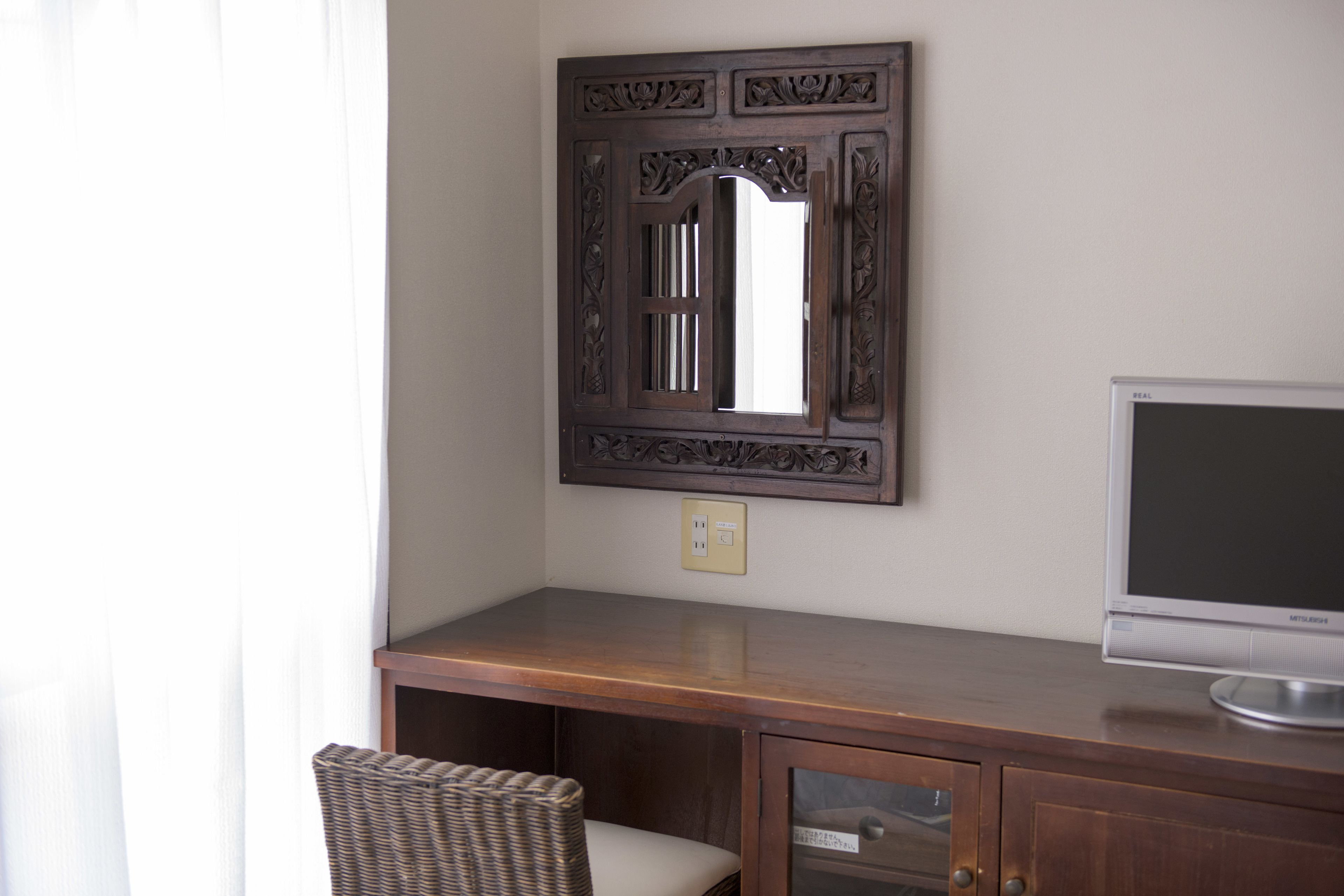 Värdeförvaringsskåp på rummet, skrivbord och mörkläggningsgardiner