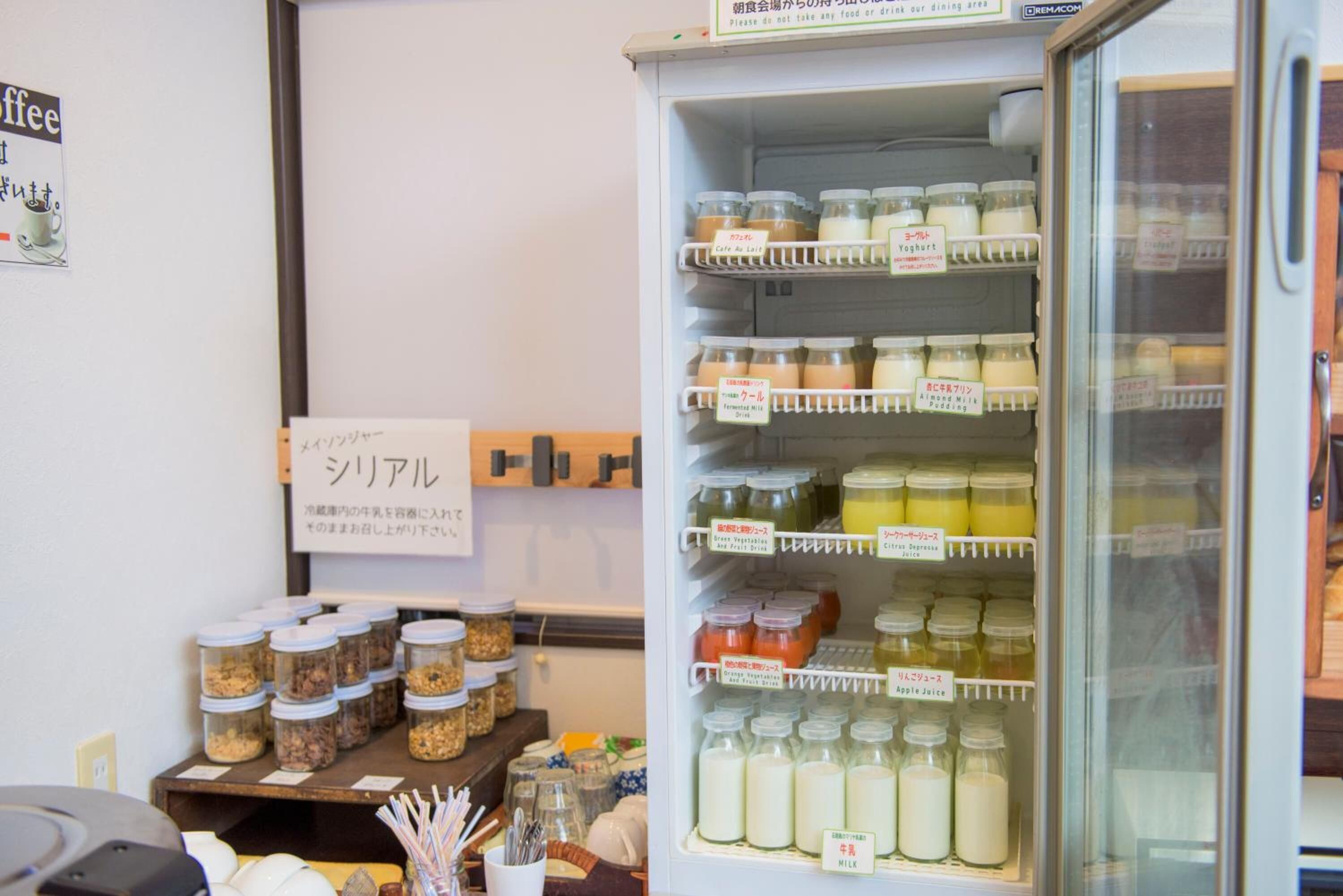 Un présentoir réfrigéré contenant divers produits laitiers et condiments.