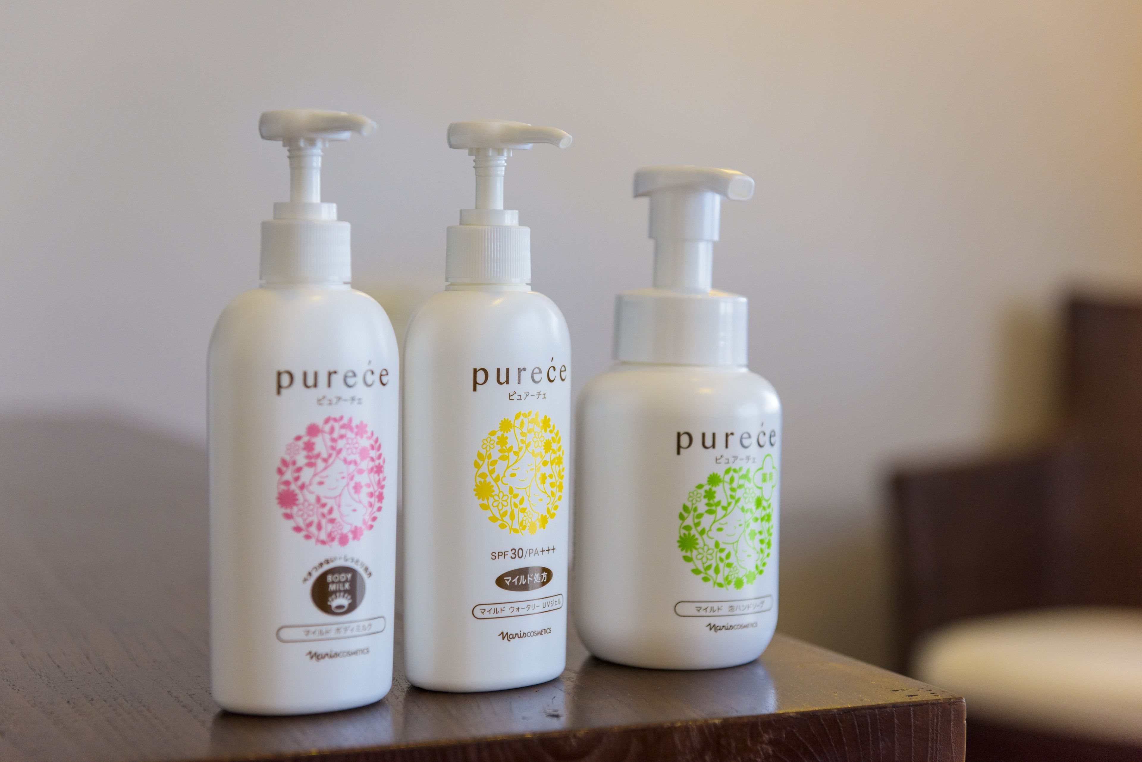 combined shower/bathtub, free toiletries, hair dryer, slippers