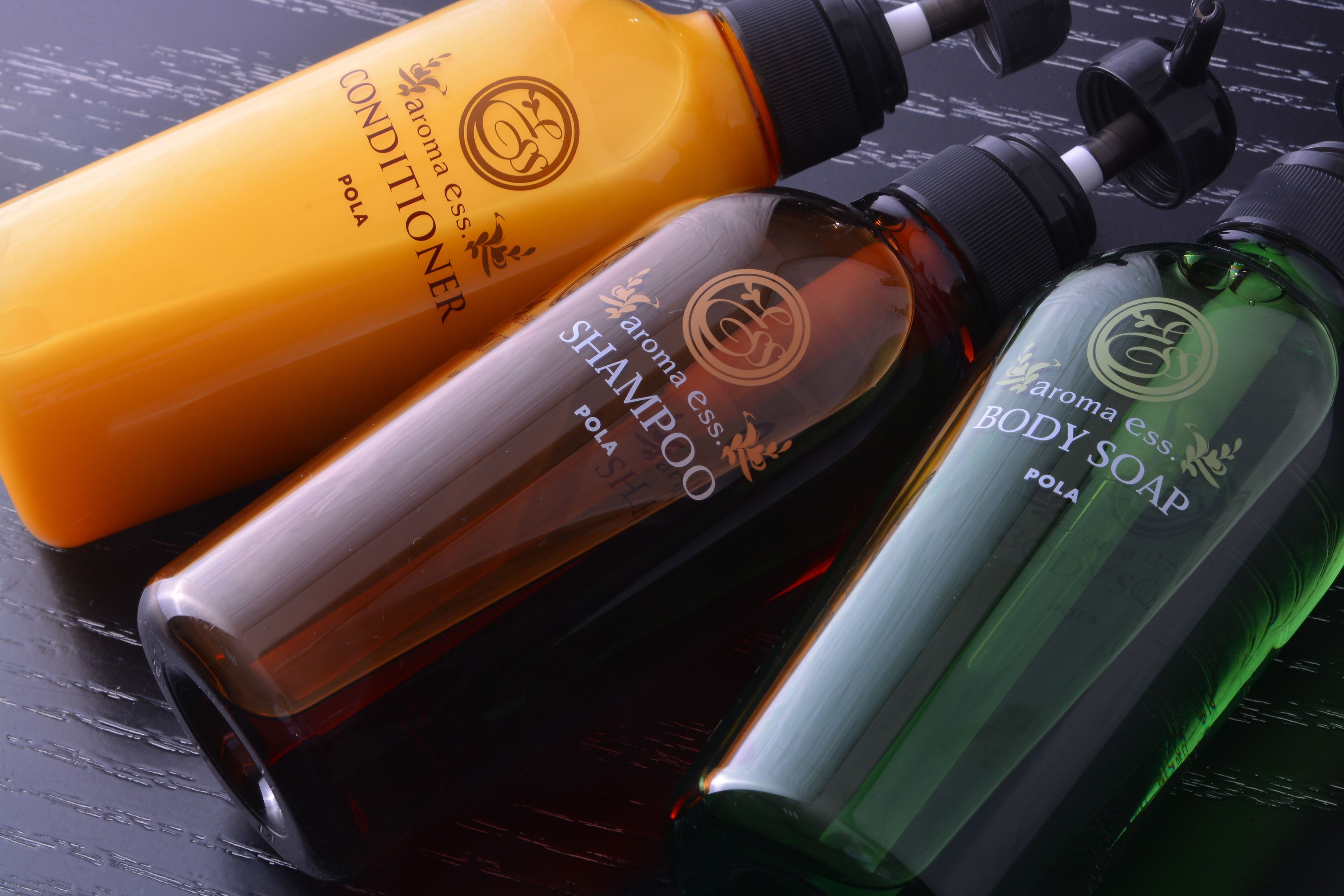 combined shower/bathtub, deep-soaking bathtub, free toiletries