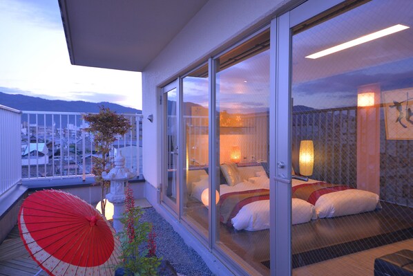 Design Twin Room (Japanese Style Twin 'Flower') | Premium bedding, in-room safe, desk, soundproofing - Hana Hotel (Kyoto)