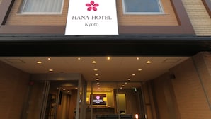 Entrada de un hotel con un letrero que dice "HANA HOTEL Kyoto".