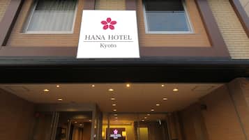 Vista frontal de la propiedad