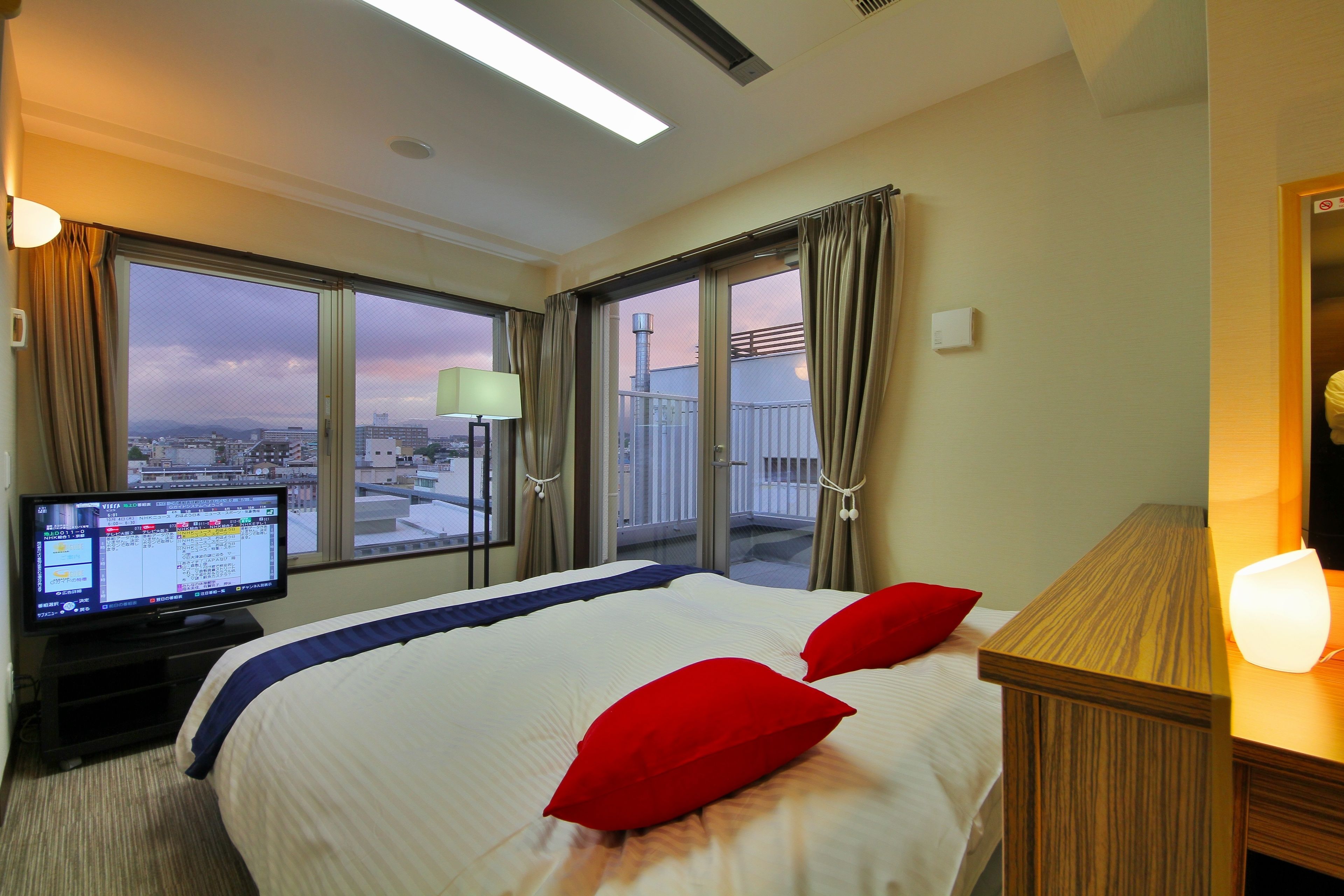 deluxe double | premium bedding, in-room safe, desk, soundproofing