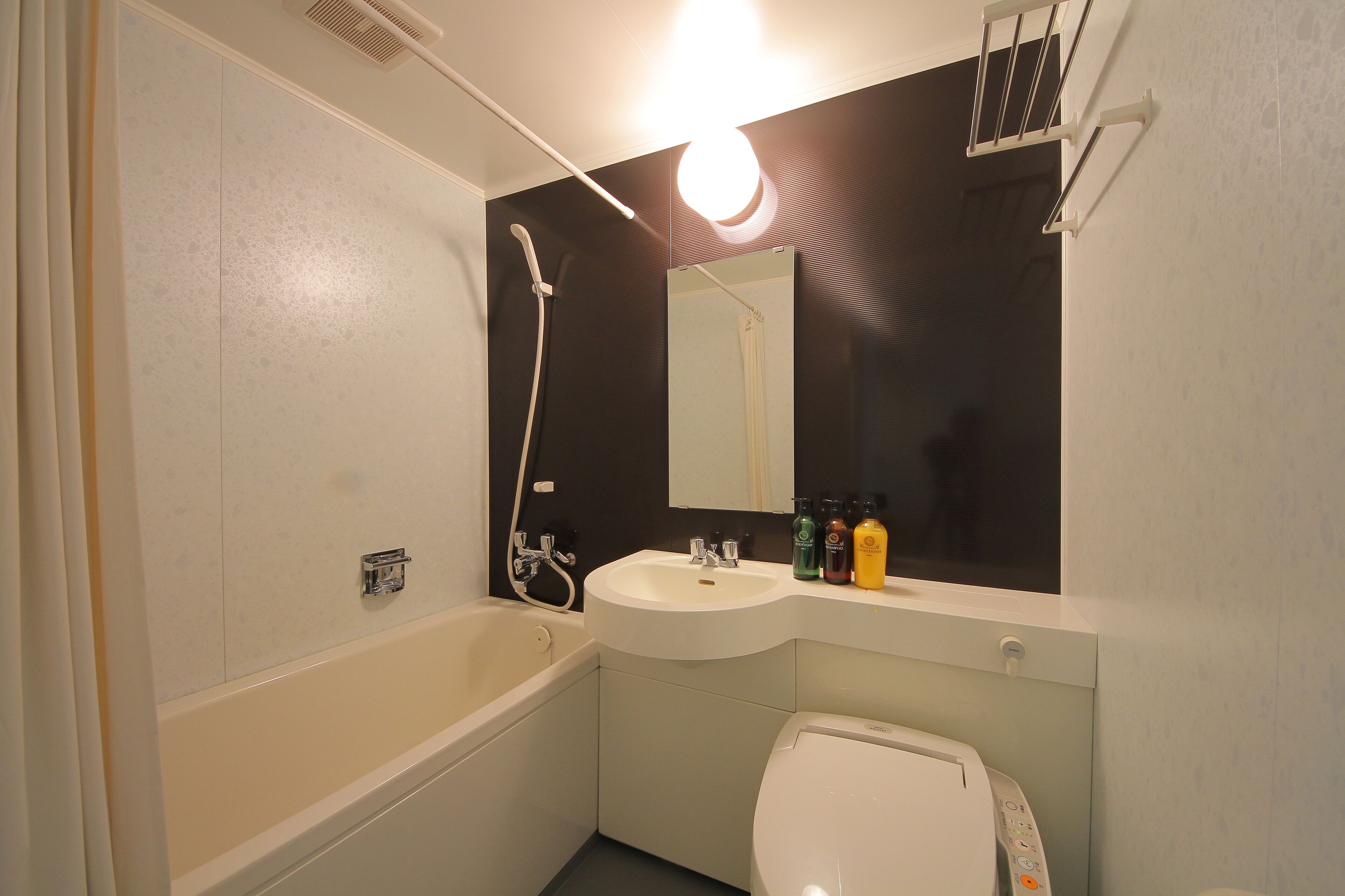 premium double room | bathroom | combined shower/bathtub, deep-soaking bathtub, free toiletries