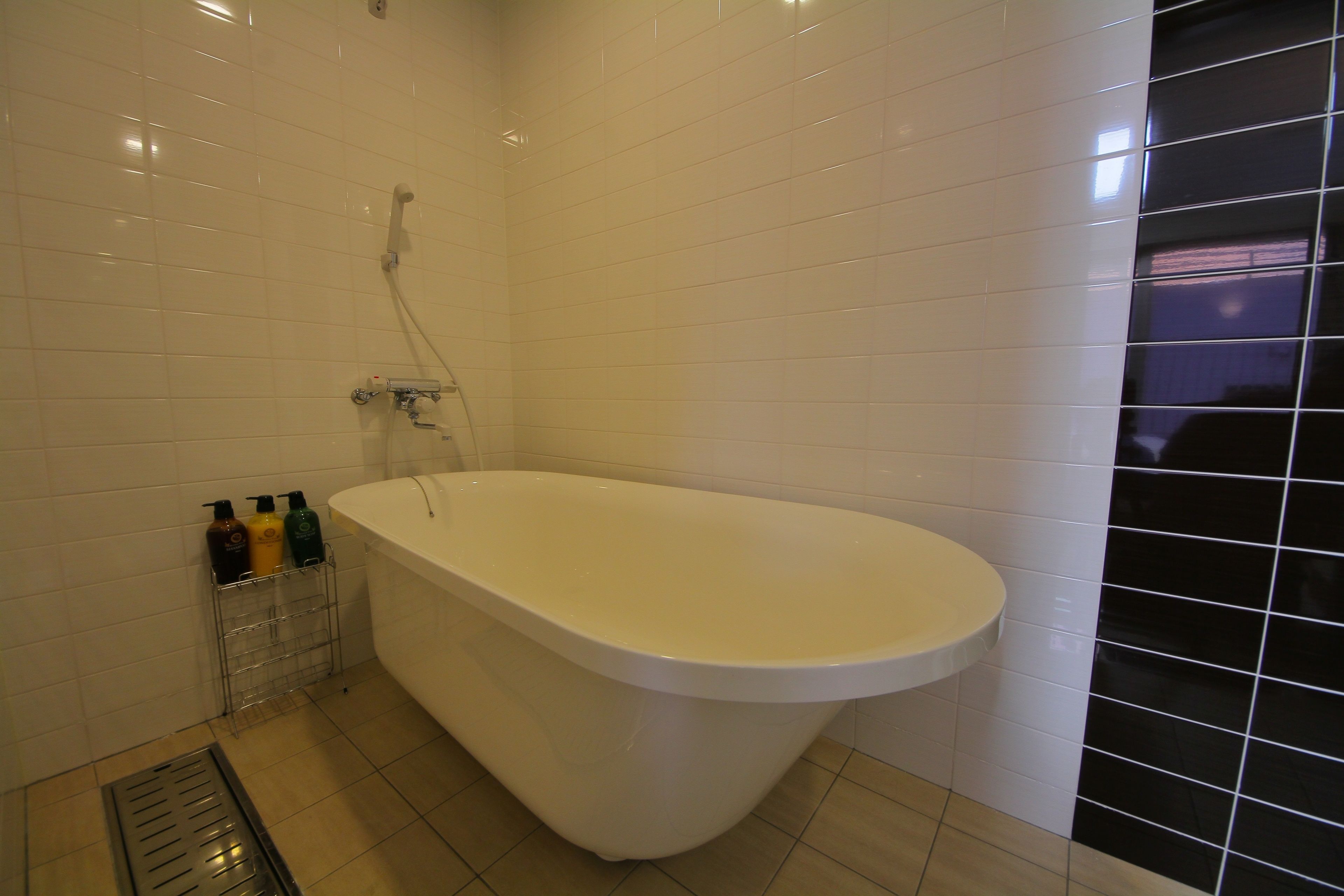 deep-soaking bathtub