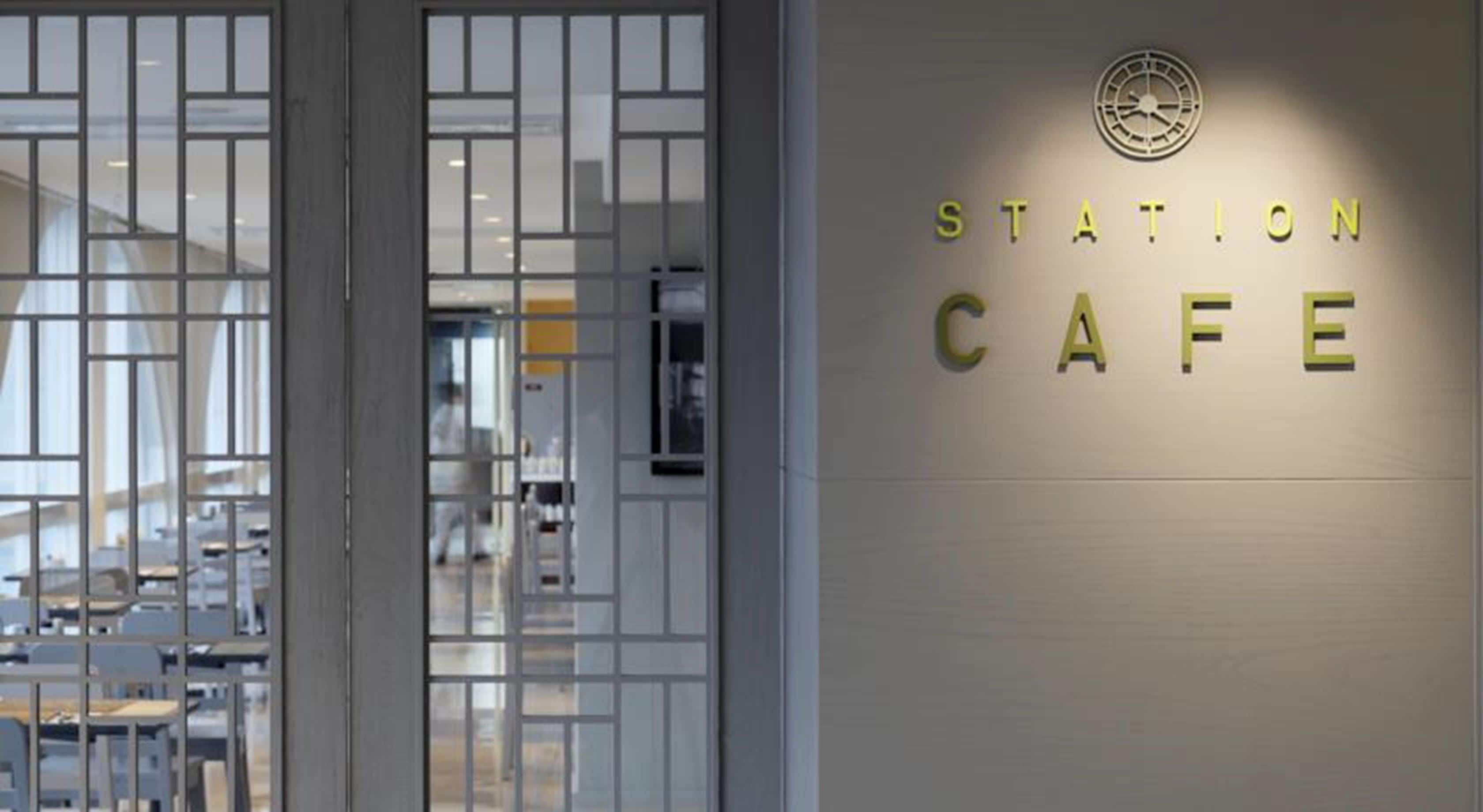 breakfast, lunch, dinner served; international cuisine