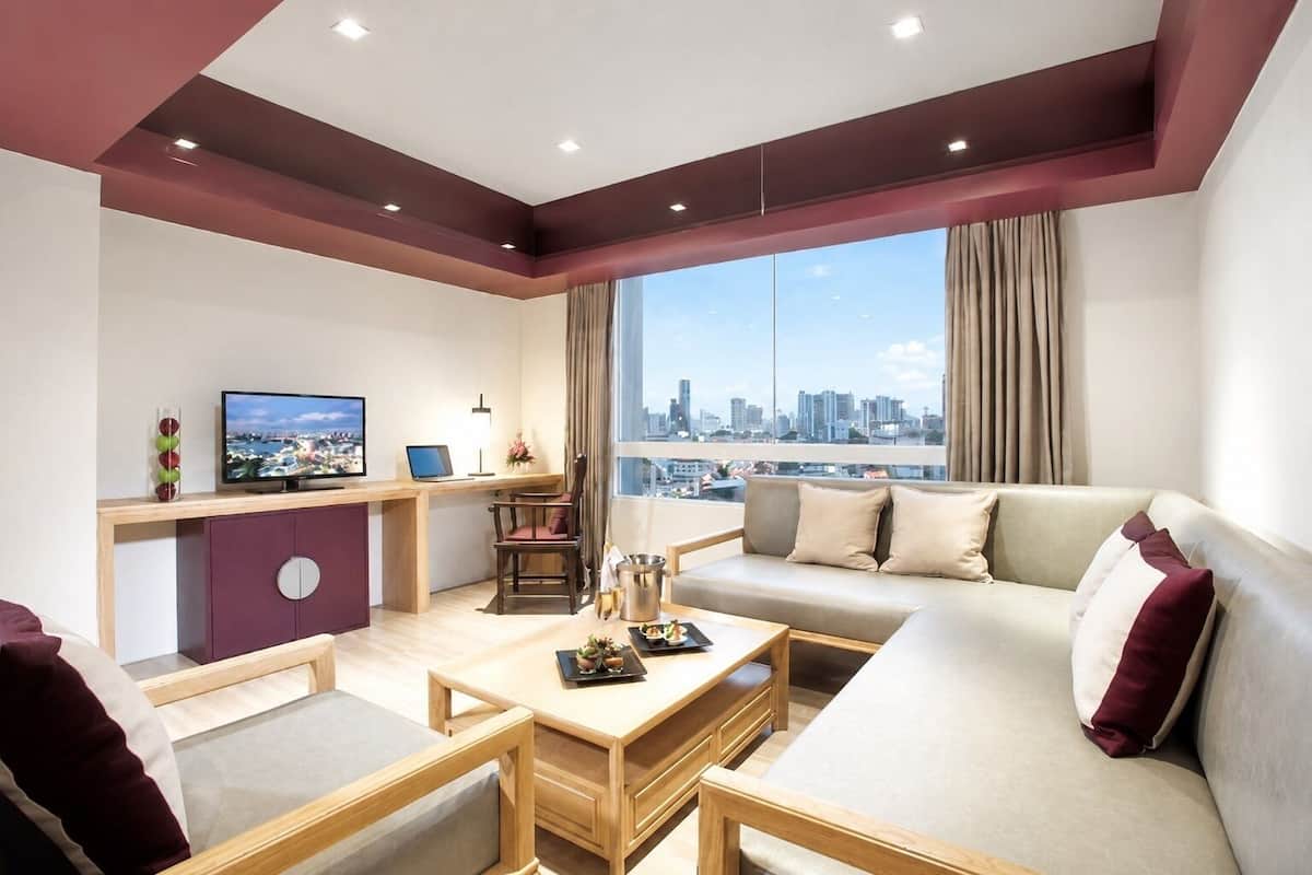 Family Room | Living area | 32-inch flat-screen TV with cable channels, TV