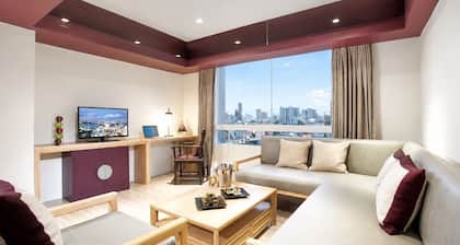 The Quarter Hualamphong by UHG