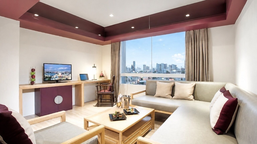 The Quarter Hualamphong by UHG