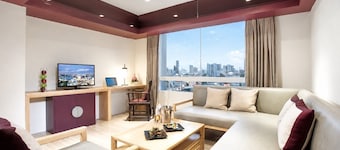 The Quarter Hualamphong by UHG