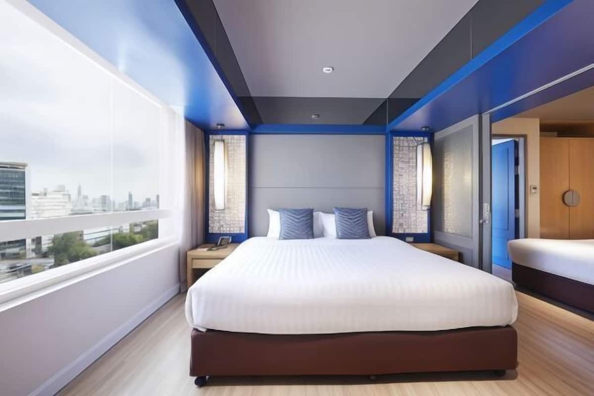 2 bedrooms, minibar, in-room safe, desk