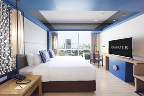 Minibar, in-room safe, desk, laptop workspace - The Quarter Hualamphong by UHG (Bangkok)